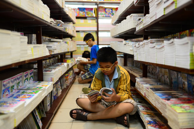 Trẻ em đọc sách tại nhà sách Fahasa Tân Định, TP.HCM - Ảnh: QUANG ĐỊNH