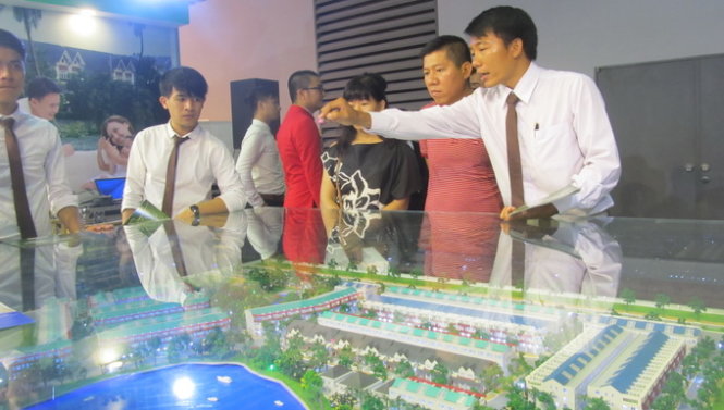 Một doanh nghiệp BĐS đầu tư đất nền Bình Chánh đang giới thiệu dự án cho khách hàng TP.HCM - Ảnh: Phương Nga