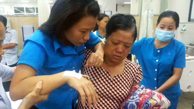 Công nhân Công ty TNHH Fashion Garments 2 (ngành may mặc, đóng tại KCN Biên Hòa 2, TP. Biên Hòa) được đưa vào bệnh viện điều trị vì bị ngộ độc thực phẩm tối 12-4 - Ảnh: A LỘC