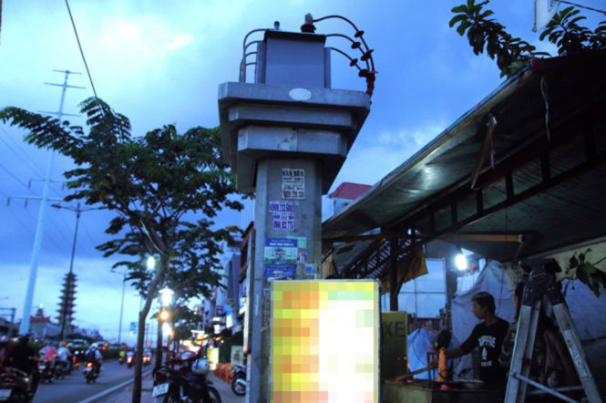 Một quán ăn đặt lò nướng sát trạm biến thế trên đường Phạm Văn Đồng, Q.Bình Thạnh (TP.HCM) - Ảnh: T.ĐỨC