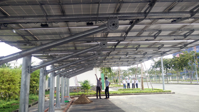 Điện mặt trời được đầu tư kết hợp nhà để xe bên trong khuôn viên UBND Q.2, TP.HCM - Ảnh: Q.KHẢI