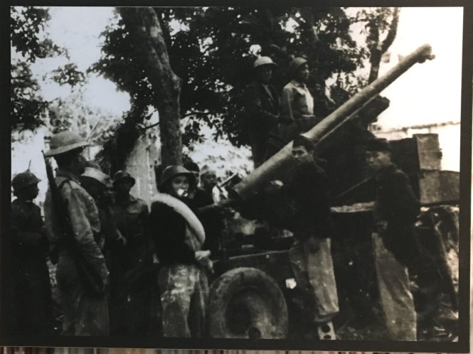 Khẩu đại bác của ta đặt tại làng Láng chuẩn bị bắn vào quân Pháp trong nội thành Hà Nội