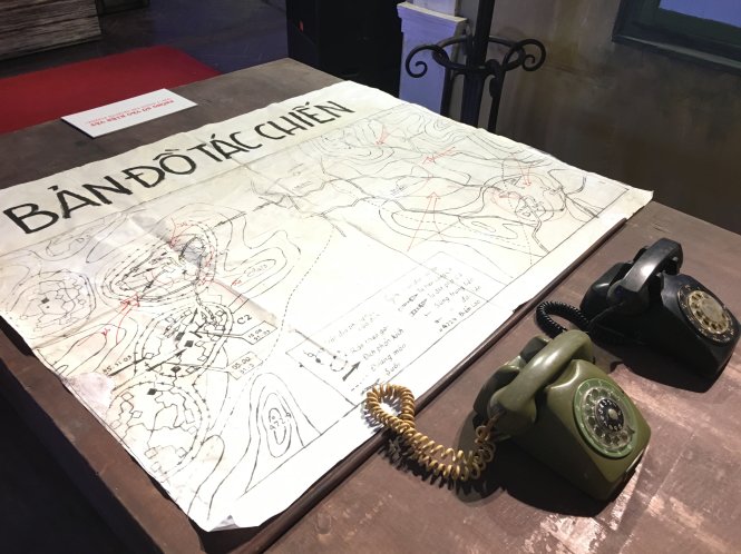 Bản đồ tác chiến và điện thoại liên lạc của quân ta