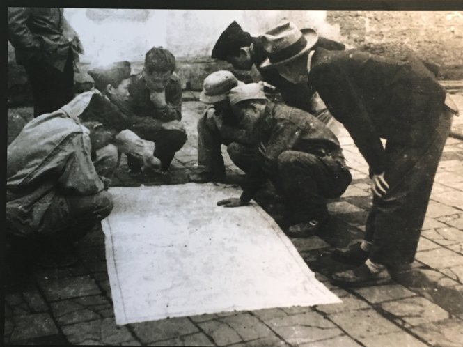 Ban chỉ huy Trung đoàn Thủ đô đang nghiên cứu bản đồ các khu phố để chiến đấu tại Liên khu I, Hà Nội, năm 1946