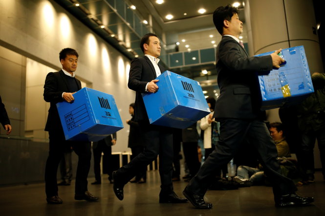 Prosecution investigation officers walk out with boxes carrying evidence seized at Samsung Electronics in Seoul, South Korea November 8, 2016. REUTERS