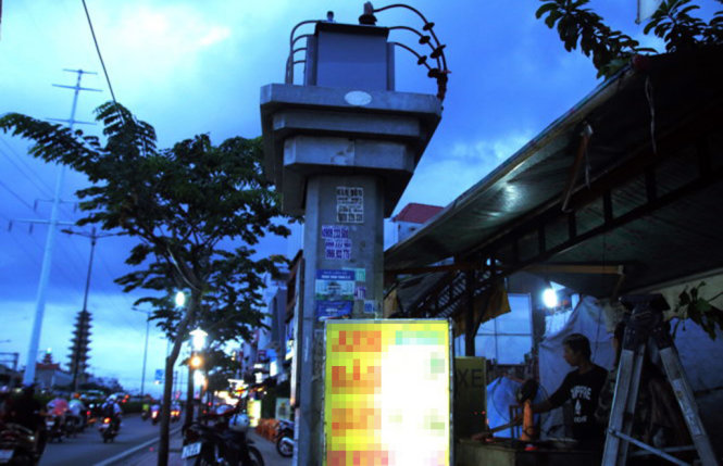 Một quán ăn đặt lò nướng sát trạm biến thế trên đường Phạm Văn Đồng, Q.Bình Thạnh (TP.HCM) - Ảnh: T.ĐỨC