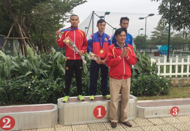 VĐV Bùi Thế Anh (ở giữa) giành HCV nội dung marathon nam. Ảnh Đình Cương.
