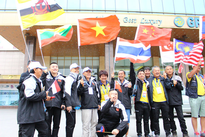 Đại diện các nước Trung Quốc và ASEAN tham gian đoàn diễu hành xe ôtô Trung Quốc - ASEAN 2016 - Ảnh: HÀ THANH