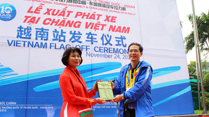 Trao kỷ niệm chương trình cho đoàn Việt Nam - Ảnh: HÀ THANH