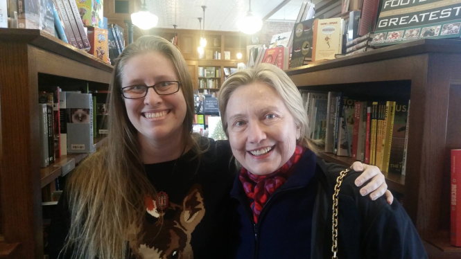 Bà Hillary Clinton chụp ảnh cùng nhân viên Jessica Wick  trong một hiệu sách ở thị trấn Waverly, bang Rhode Island ngày 20-11-2016. Ảnh: Facebook Jessica Wick