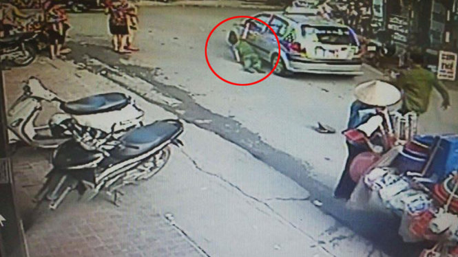 Hình ảnh cán bộ công an phường Láng Thượng bị tài xế Duy kéo lê trên đường - Ảnh trích xuất từ camera