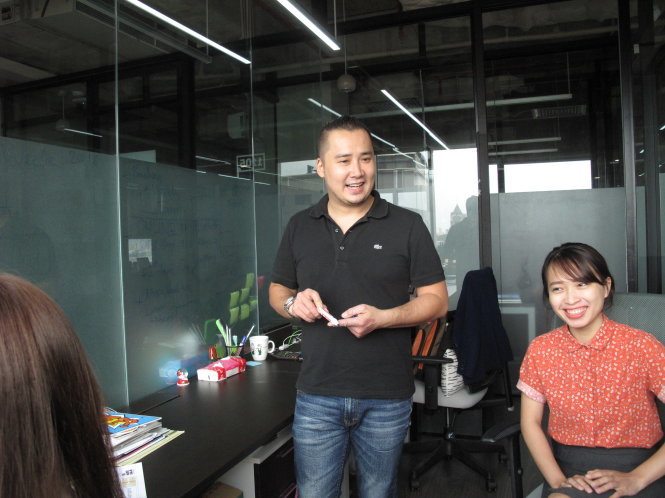 Anh Christian Nguyễn trao đổi công việc với nhân viên- Ảnh: CÔNG NHẬT