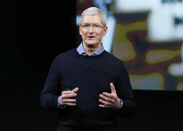 CEO của tập đoàn Apple, Tim Cook, phát biểu tại một sự kiện tại trụ sở của Apple ở Cupertino, California, Mỹ - Ảnh: Reuters