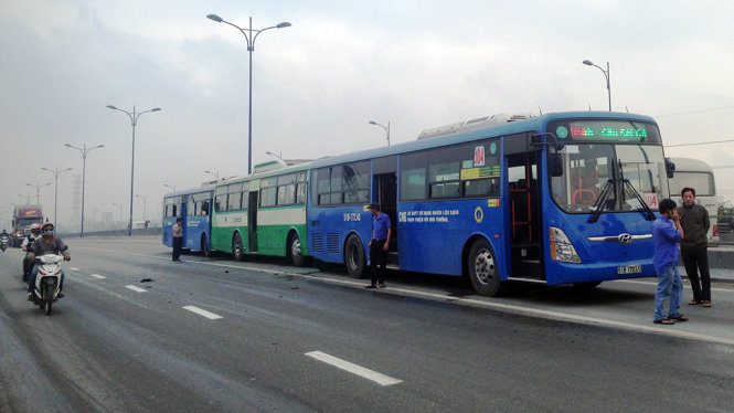 Hiện trường vụ tai nạn liên hoàn giữa ba xe buýt - Ảnh: Lê Phan