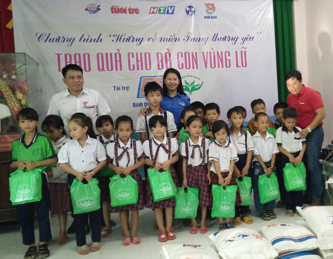 Học sinh vùng lũ Phước Thắng nhận quà của Tuổi Trẻ do chương trình Ươm Mầm Xanh tài trợ - Ảnh: Trường An