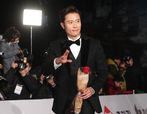 Lee Byung-Hun trên thảm đỏ Blue Dragon Awards 2016 - Ảnh: YONHAP