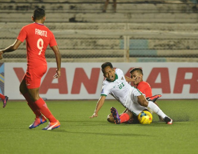 Indonesia (áo trắng) lội ngược dòng đá bại Singapore để đoạt vé vào bán kết. Ảnh: AFF