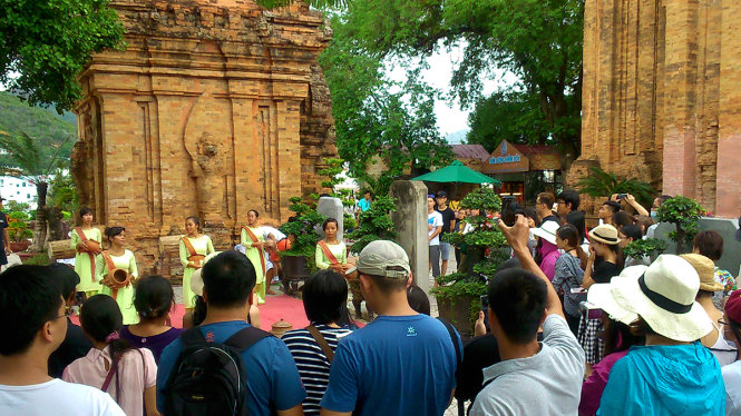 Sinh viên khoa du lịch Trường đại học Công nghệ TPHCM thực tập Tuyến điểm du lịch Nam Trung Bộ