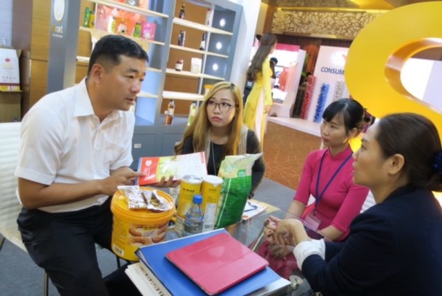 Các doanh nghiệp VN -Hàn Quốc trao đổi tìm cơ hội kế nối tại lễ hội - Ảnh: T.T.D