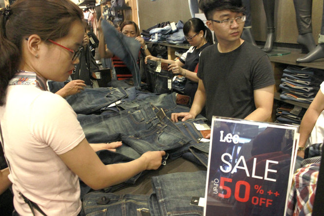 Người dân mua sắm giảm giá ngày 25-11 tại một trung tâm thương mại - Ảnh: Quang Định