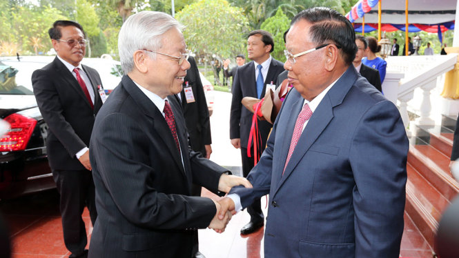 Tổng bí thư - Chủ tịch nước Lào Bounnhang Vorachith đón Tổng bí thư Nguyễn Phú Trọng - Ảnh: TTXVN