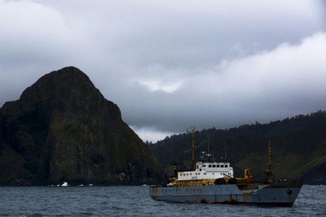 Một tàu của Nga đang hoạt động ở gần khu vực đảo Shikotan - Ảnh: Reuters
