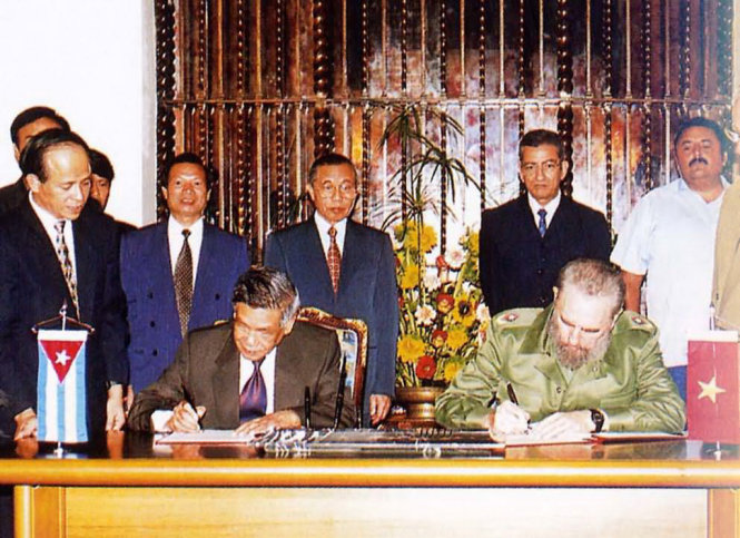 Tổng Bí thư Lê Khả Phiêu và Chủ tịch Phi-đen Ca-xtơ-rô ký kết văn bản hợp tác