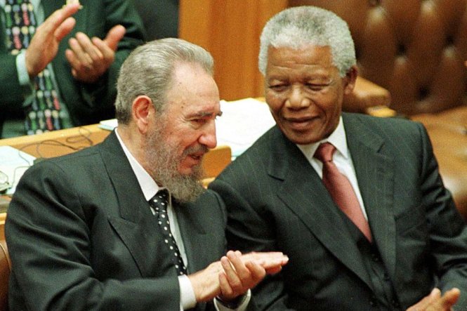 Ông Fidel Castro trò chuyện với tổng thống Nam Phi Nelson Mandela sau khi phát biểu trước quốc hội Nam Phi ngày 4-9-1998 - Ảnh: Reuters