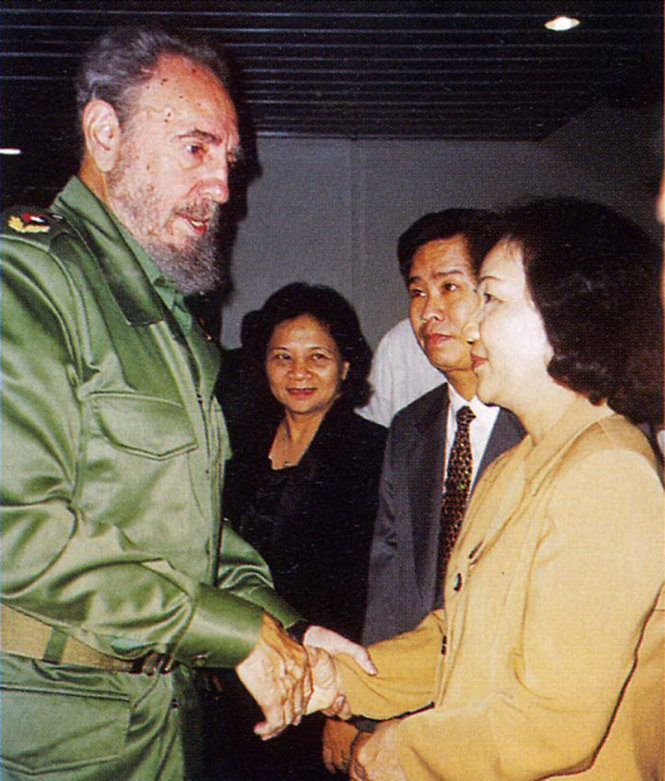 Chủ tịch Fidel Castro Ruz gặp gỡ chị Võ Thị Thắng tại Cuba (12-2001)