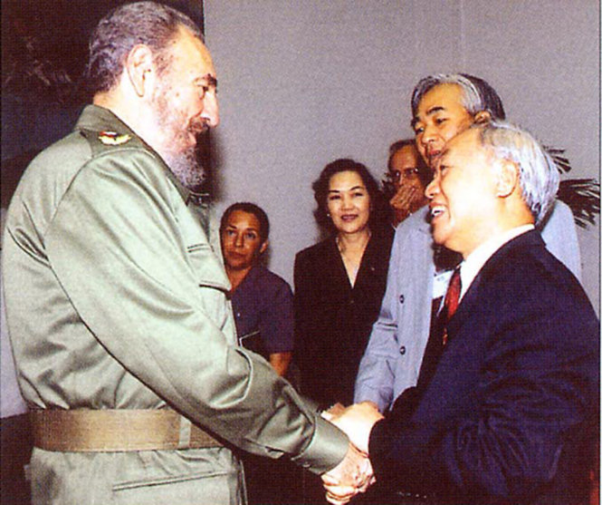 Chủ tịch Fidel Castro (bên trái) tiếp Chủ tịch Quốc hội Nguyễn Văn An