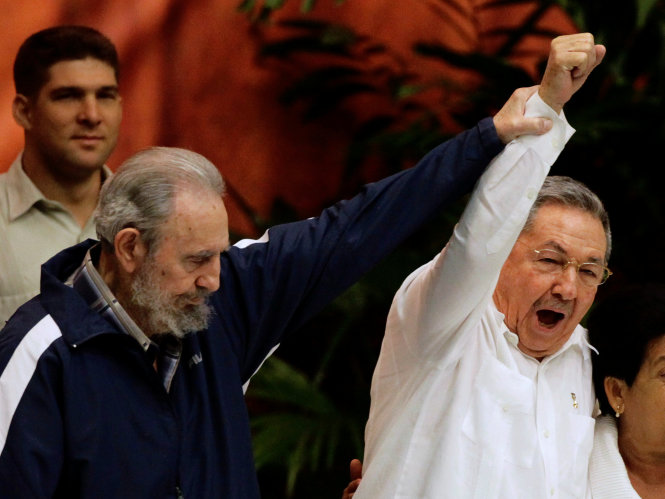 Cựu chủ tịch Fidel Castro giơ cao tay nắm cùng em trai ông, chủ tịch Cuba Raul Castro, trong phiên bế mạc Đại hội đảng cộng sản Cuba lần thứ 6 tại Havana ngày 19-4-2011 - Ảnh: Reuters