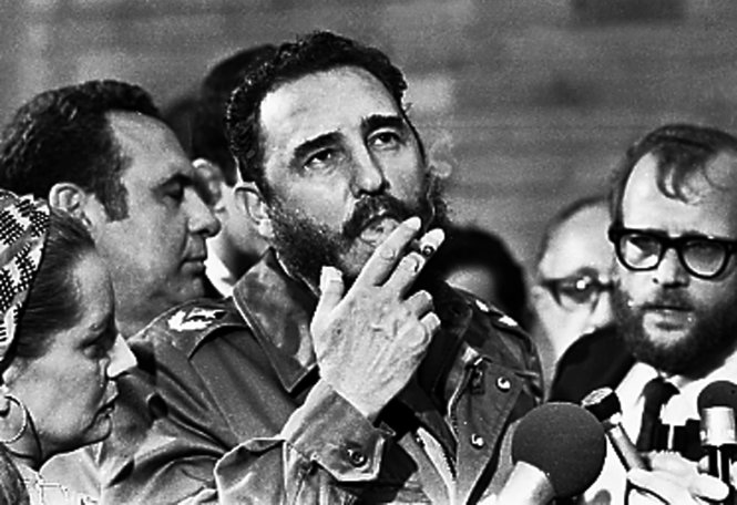 Ông Fidel Castro (lúc đang trong cương vị thủ tướng Cuba) hút xì-gà khi trả lời phỏng vấn báo chí trong chuyến thăm của thượng nghị sĩ Mỹ Charles McGovern tới Havana tháng 5-1975 - Ảnh: Reuters