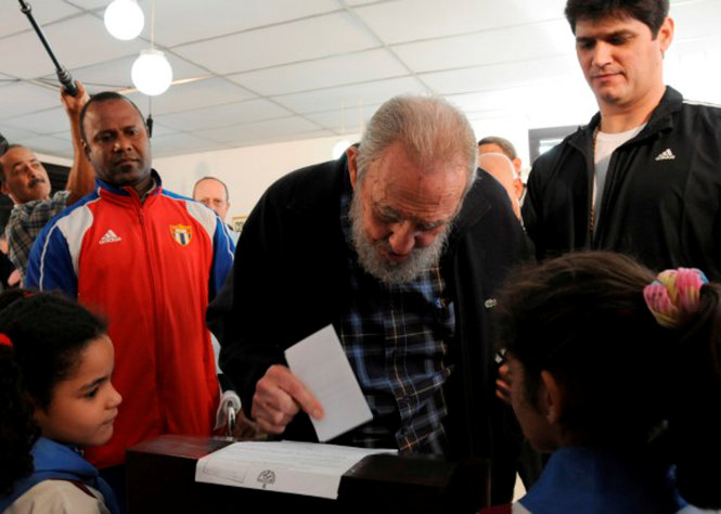 Cựu lãnh đạo Cuba Fidel Castro (giữa) bỏ lá phiếu của ông tại thủ đô Havana ngày 3-2-2013 - Ảnh: Reuters