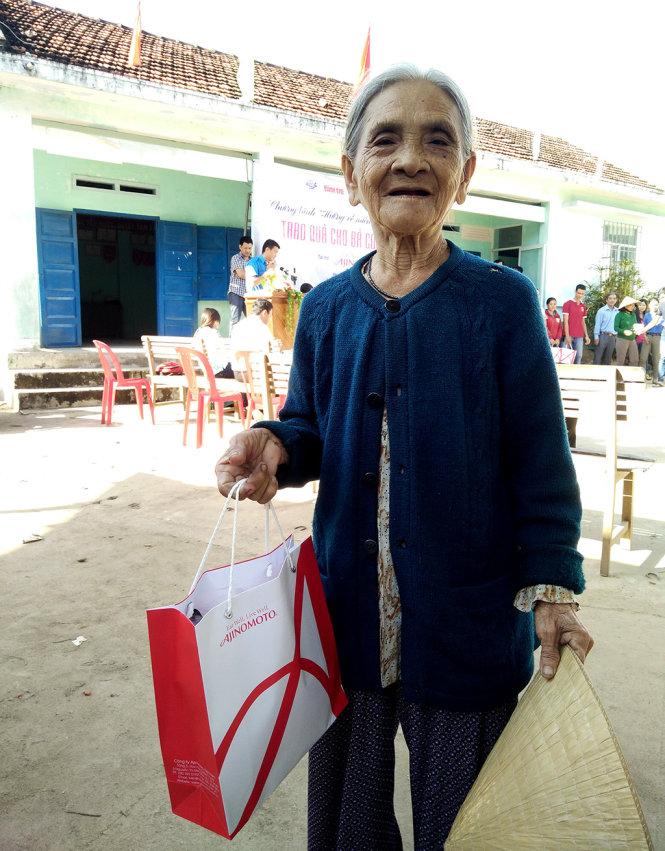 Cụ Nguyễn Thị Phụng, 84 tuổi, ở thị trấn Chí Thạnh (huyện Tuy An) cười tươi sau khi nhận quà cứu trợ của Tuổi Trẻ - Ảnh: TRƯỜNG AN