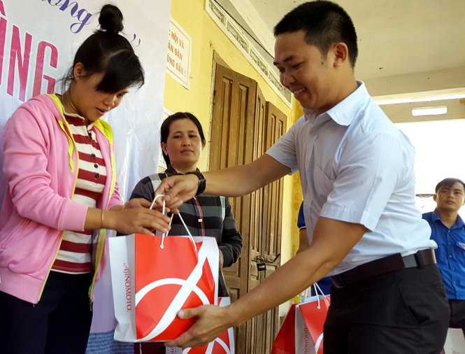 Ông Võ Nhựt, đại diện Công ty Ajinomoto Việt Nam, trao quà cho người dân xã An Nghiệp (huyện Tuy An) - Ảnh: TRƯỜNG AN