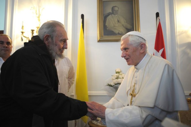 Ông Fidel Castro gặp gỡ giáo hoàng Benedict XVI tại Havana ngày 28-3-2012 - Ảnh: Reuters