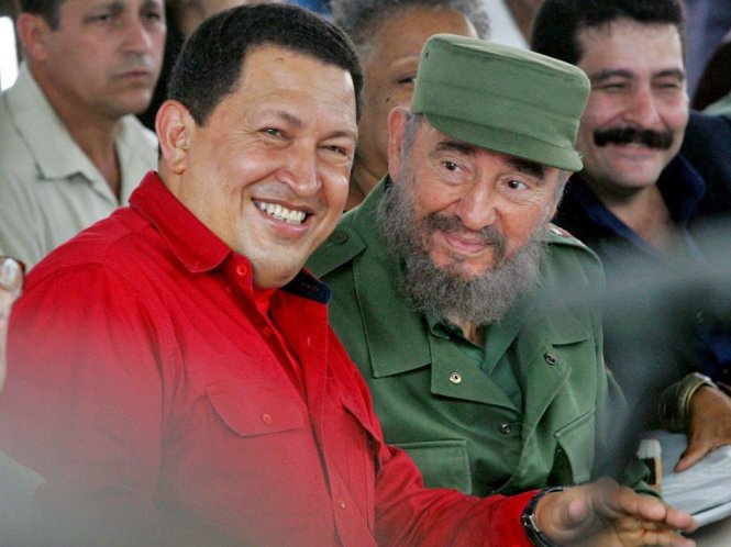 Tổng thống Venezuela (năm 2006) Hugo Chavez và ông Fidel Castro tại Hội chợ sách quốc tế tại thủ đô Havana tháng 2-2006 - Ảnh: Reuters