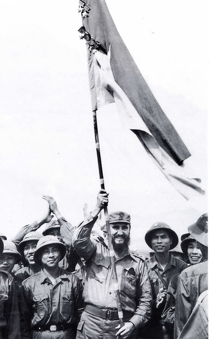 Chủ tịch Fidel Castro gương cao ngọn cờ bách chiến bách thắng của đoàn Khe Sanh quân Giải phóng Trị - Thiên anh hùng khi Người vào thăm vùng giải phóng - Ảnh: TTTVN