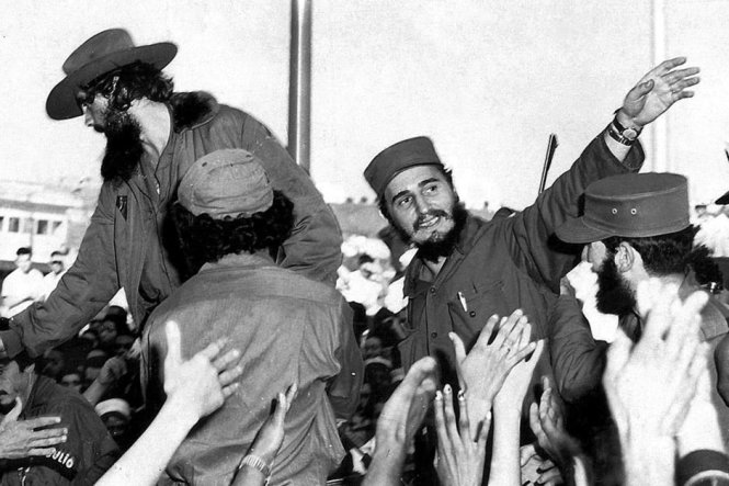 Ông Fidel Castro vẫy tay chào người dân tại Thủ đô Havana ngày 8-1-1959 - Ảnh: Reuters