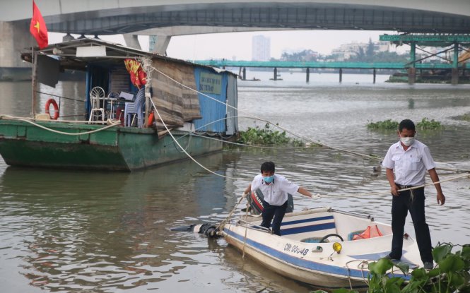 Anh em đội điều tiết cầu Sài Gòn 3 đang kéo, vớt một xác trôi sông - Ảnh: TÂM ĐỨC