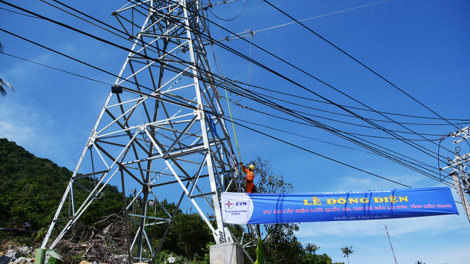 Nhân viên Công ty điện lực Kiên Giang tiến hành kết nối lưới điện vượt biển với lưới điện hiện tại ở xã đảo Lại Sơn - Ảnh: Đình Hoàng