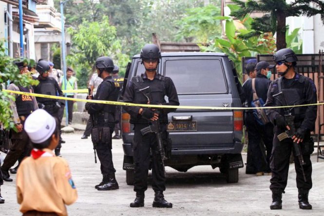 Cảnh sát Indonesia làm nhiệm vụ ở bên ngoài tòa nhà của một nghi phạm phiến quân sau một cuộc vây ráp tại Malang, Indonesia (ảnh tư liệu) - Ảnh: AP