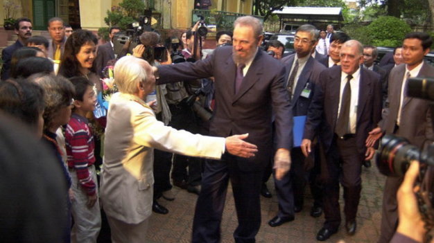 Đại tướng Võ Nguyên Giáp và Chủ tịch Fidel Castro dang rộng vòng tay khi gặp nhau tại nhà riêng Đại tướng năm 2003 - Ảnh: Xuân Gụ