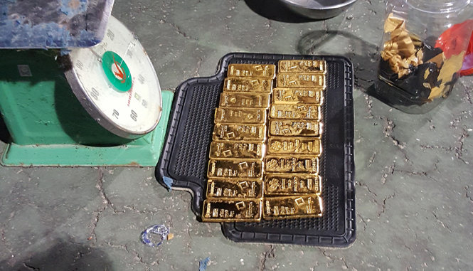 18 miếng vàng này tương đương 478 lượng vàng Việt Nam đã bị bắt giữ - Ảnh: Bửu Đấu