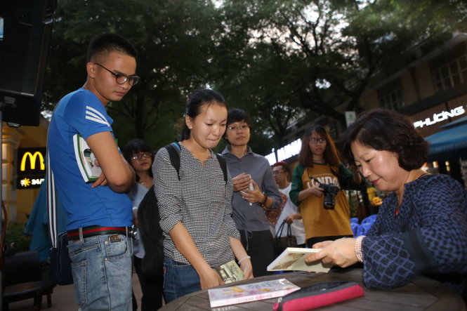 Nhiều bạn trẻ nán lại đến cuối chương trình để xin chữ ký của nhà văn Hwang Sun Mi - Ảnh: GIA TIẾN