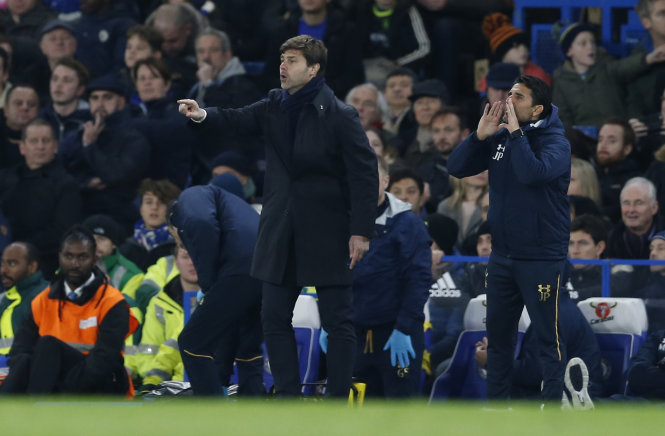HLV Pochettino trong trận Tottenham thua Chelsea 1-2. Ảnh: REUTERS