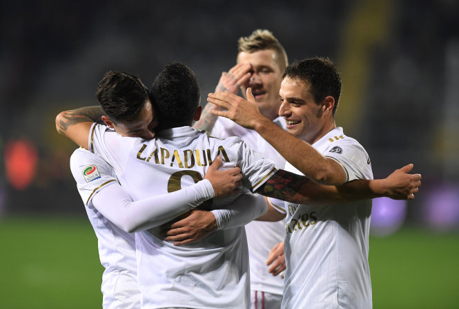 Các cầu thủ AC Milan ăn mừng bàn thắng vào lưới Empoli. Ảnh: REUTERS