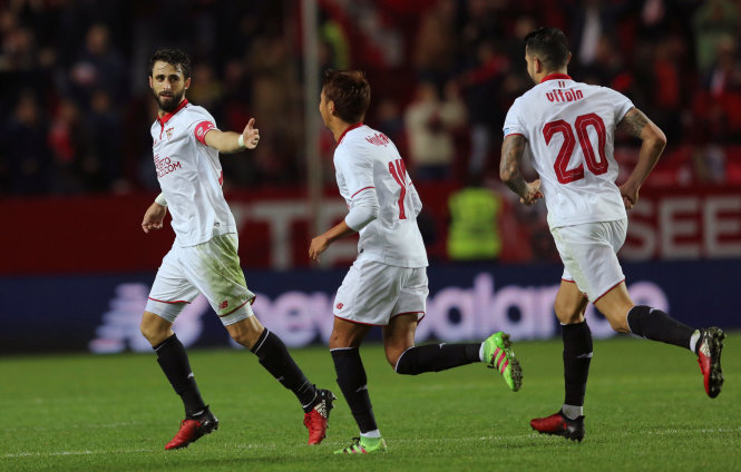 Các cầu thủ Sevilla ăn mừng bàn thắng vào lưới Valencia. Ảnh: REUTERS