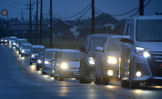 Người dân Iwaki (Fukushima, Nhật) trật tự sơ tán đến nơi cao hơn để tránh sóng thần vào sáng sớm 22-11  - Ảnh: AP