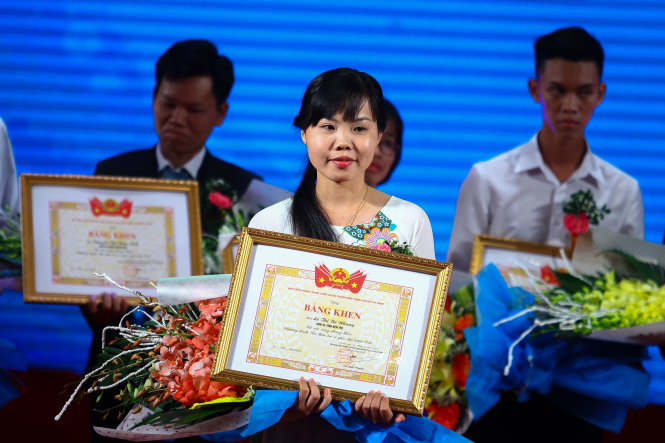 Cô Lê Thị Bé Nhung - Trường THPT Phan Ngọc Tòng (Bến Tre), nhận giải thưởng chương trình “Tri thức trẻ vì giáo dục” năm 2016  Ảnh: N.Khánh